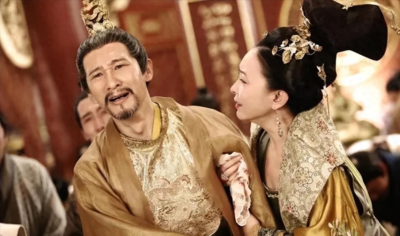房州那间破屋子里，李显每次听见长安来的马蹄声，都要摸一根白绫出来准备上吊。韦氏拦