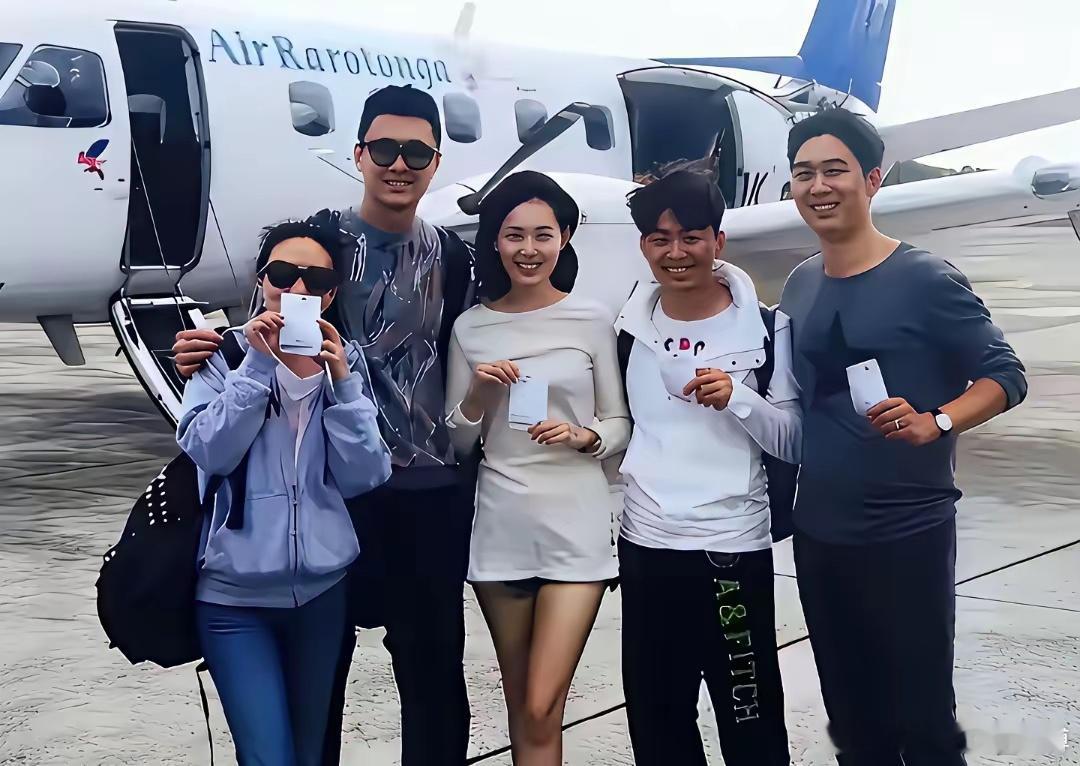 百思不得其解，当年的网友是怎么根据这张照片发现端倪的呢？估计王宝强怎么看也发现不