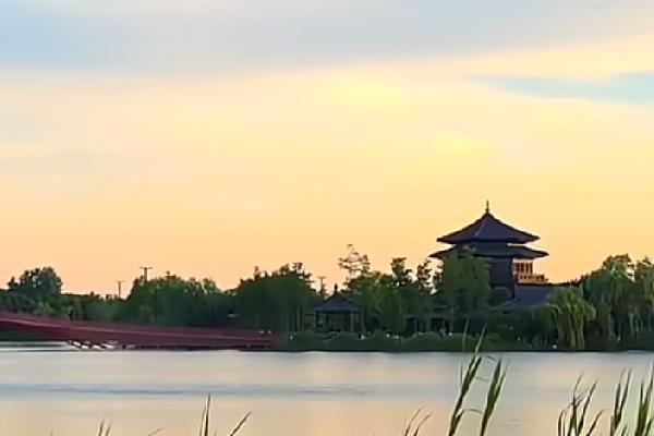 你信不信？一个男人经常给一个女人发信息，时间久了，女人就会喜欢这个男人。但