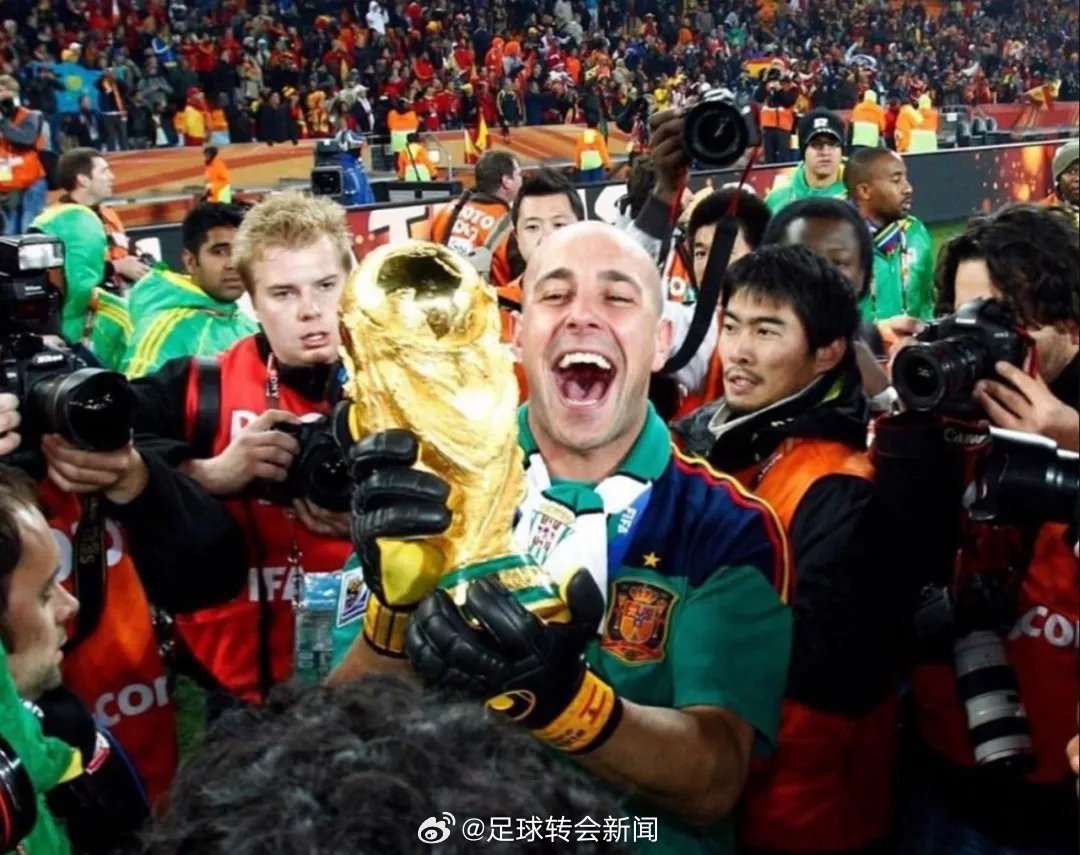 前西班牙国门雷纳宣布退役，这名门将离开了科莫，并且他将在比利亚雷亚尔青年队担任教