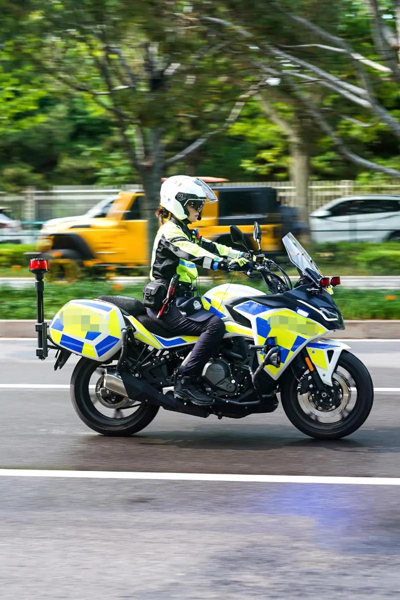摩托车比群众安危更重要？11月8日，江苏省苏州市一女骑警在摩托车公开技能公开展