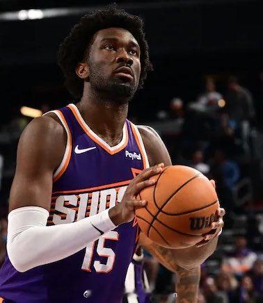 美记：太阳可能先签后换交易掉马克-威廉姆斯，扶正马鲁阿奇  据NBA记...