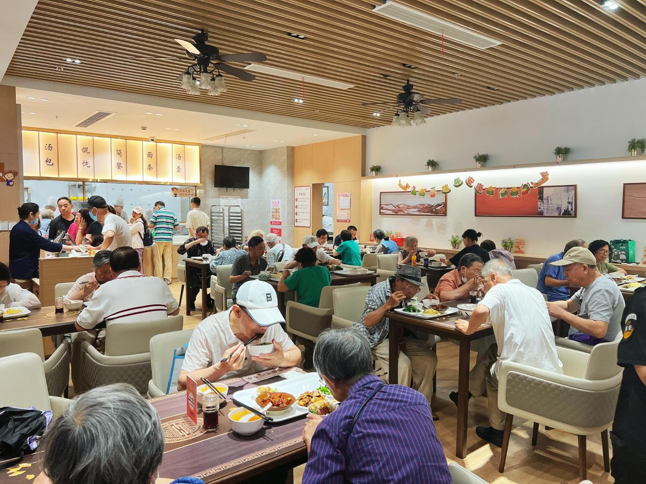 昨晚跟做餐饮的朋友聊天，他说了个行内“潜规则”：后厨比前厅还大的店，多半要警惕。