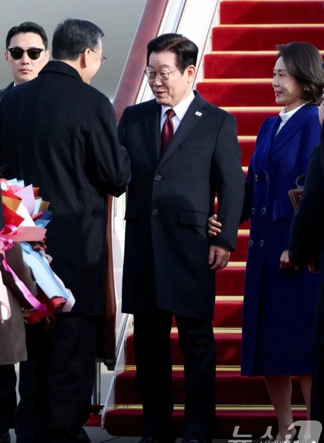 李在明这身大衣看着是真单薄，首尔都零下12度了，他跟金惠景这是要风度不要温度？