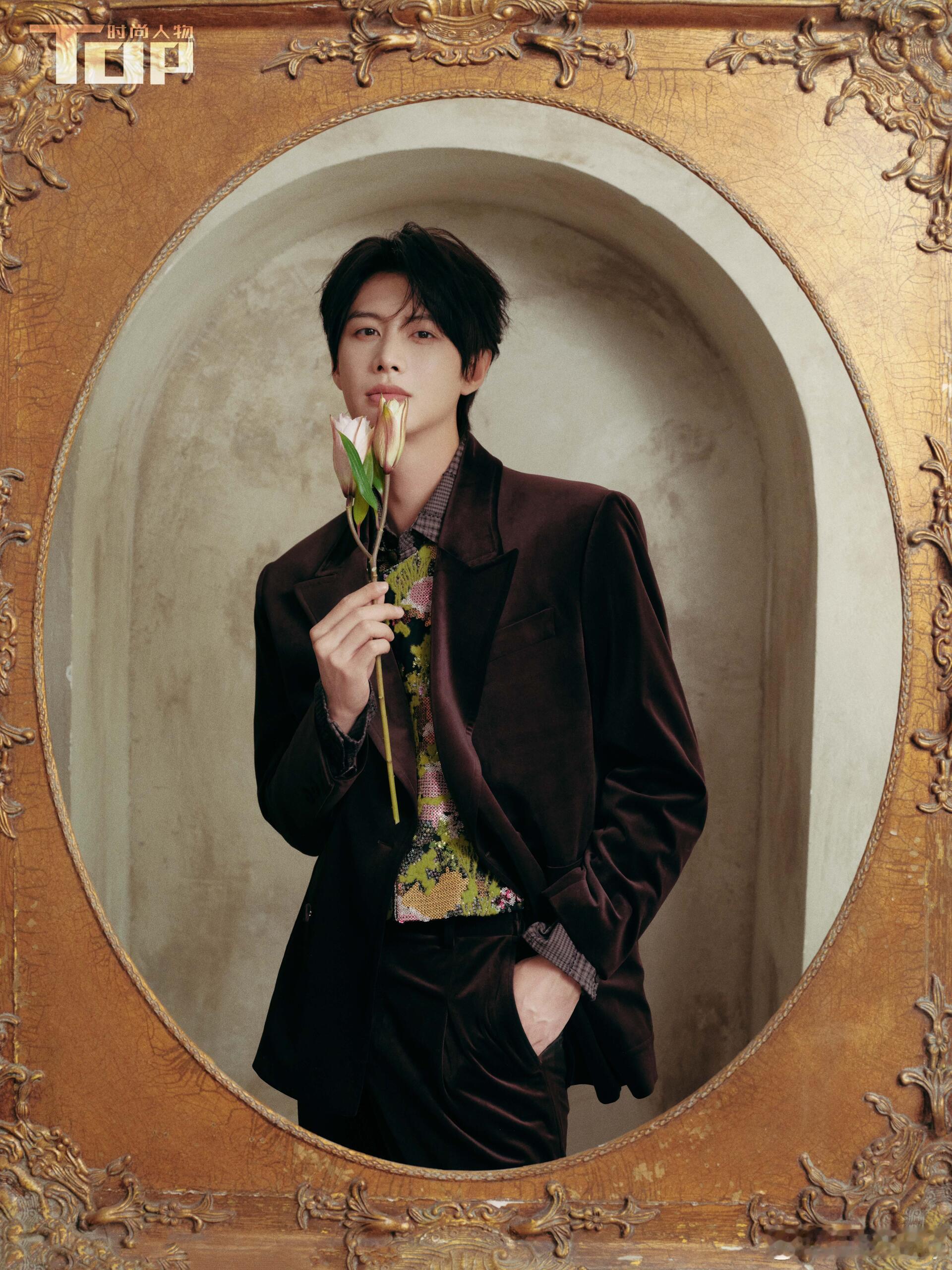 《Tops》x何健麒新年特辑一键坠入何健麒的双面雪境美学！冷调篇章里，他是落