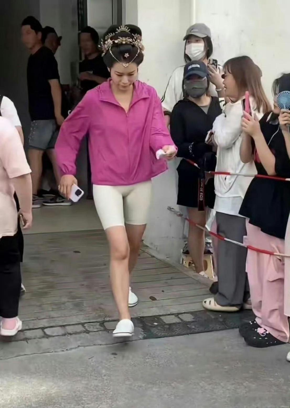 片场的胡杏儿，看她访谈国语说太好了！