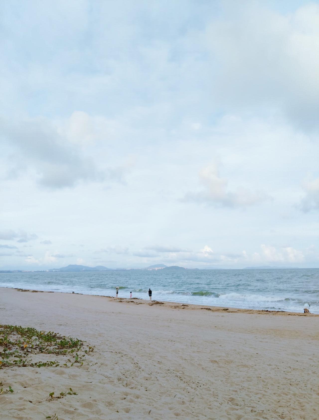 在这样的海滩上自驾是一个什么体验？三亚的海岸线非常的美，这里是海棠湾的海岸线，这