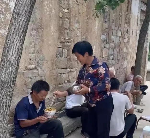 男子因为早产成了脑瘫儿，医生说他的智力永远停留在了三岁的年龄，甚至不如三岁的孩子