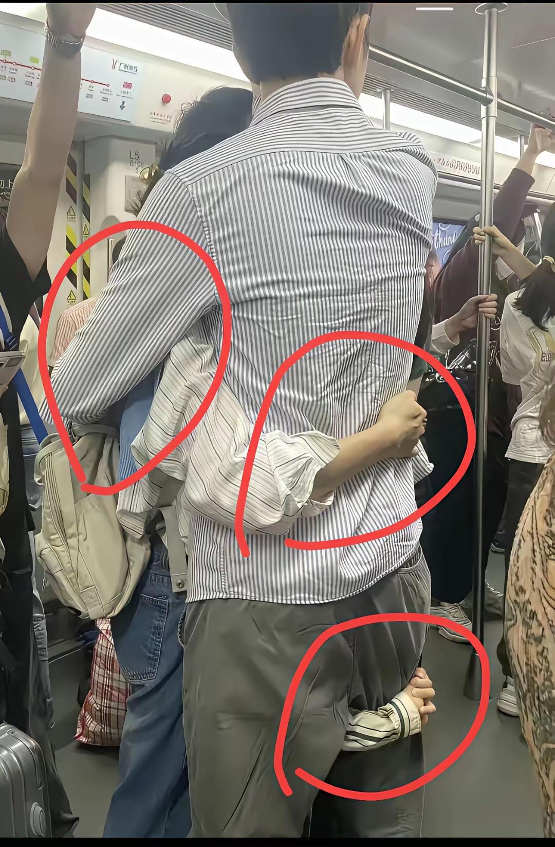 地铁里看见个特窝心的画面。一对男女紧紧靠着，本来以为是小情侣腻歪，结果瞥见底下有