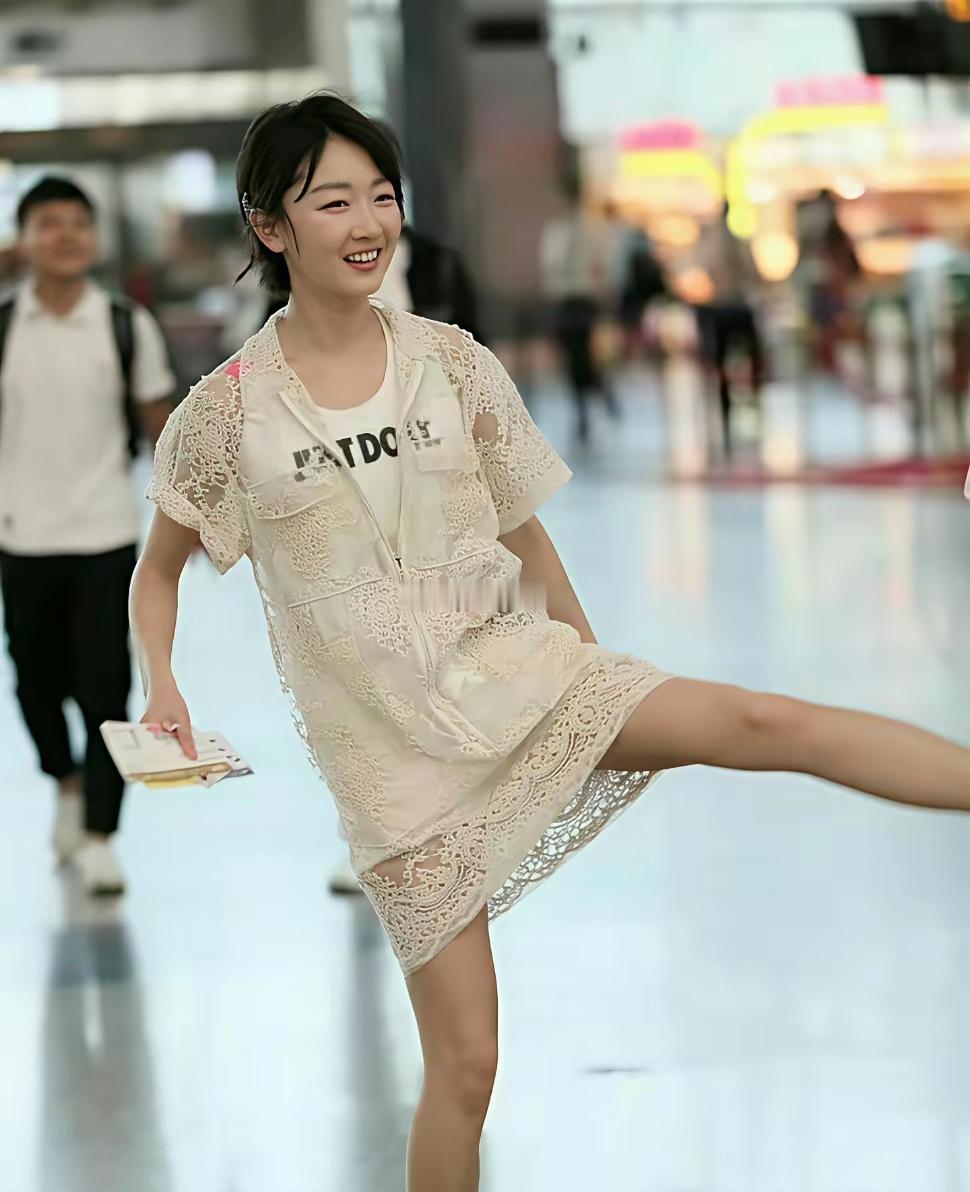 娱乐圈很干净的影后了，眼神里没有那种被污染的清纯。