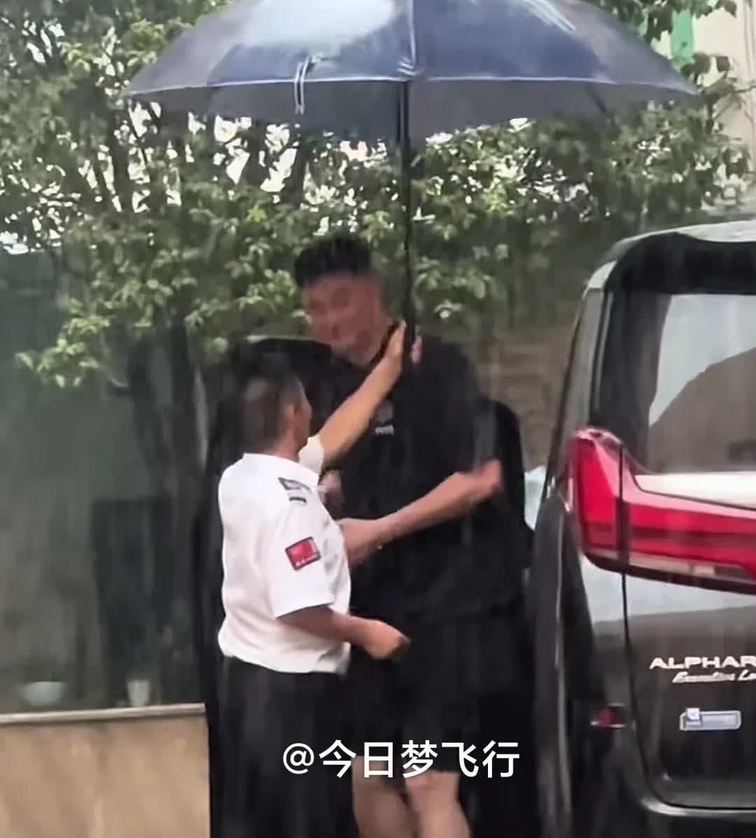 杜锋直接把车开进了俱乐部里面！今天下午天空下着雨，杜锋没有像往常那样，驾