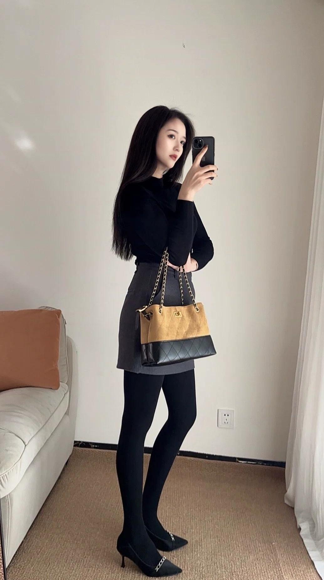 优雅黑裙穿搭，时尚手机自拍，精致手袋点缀