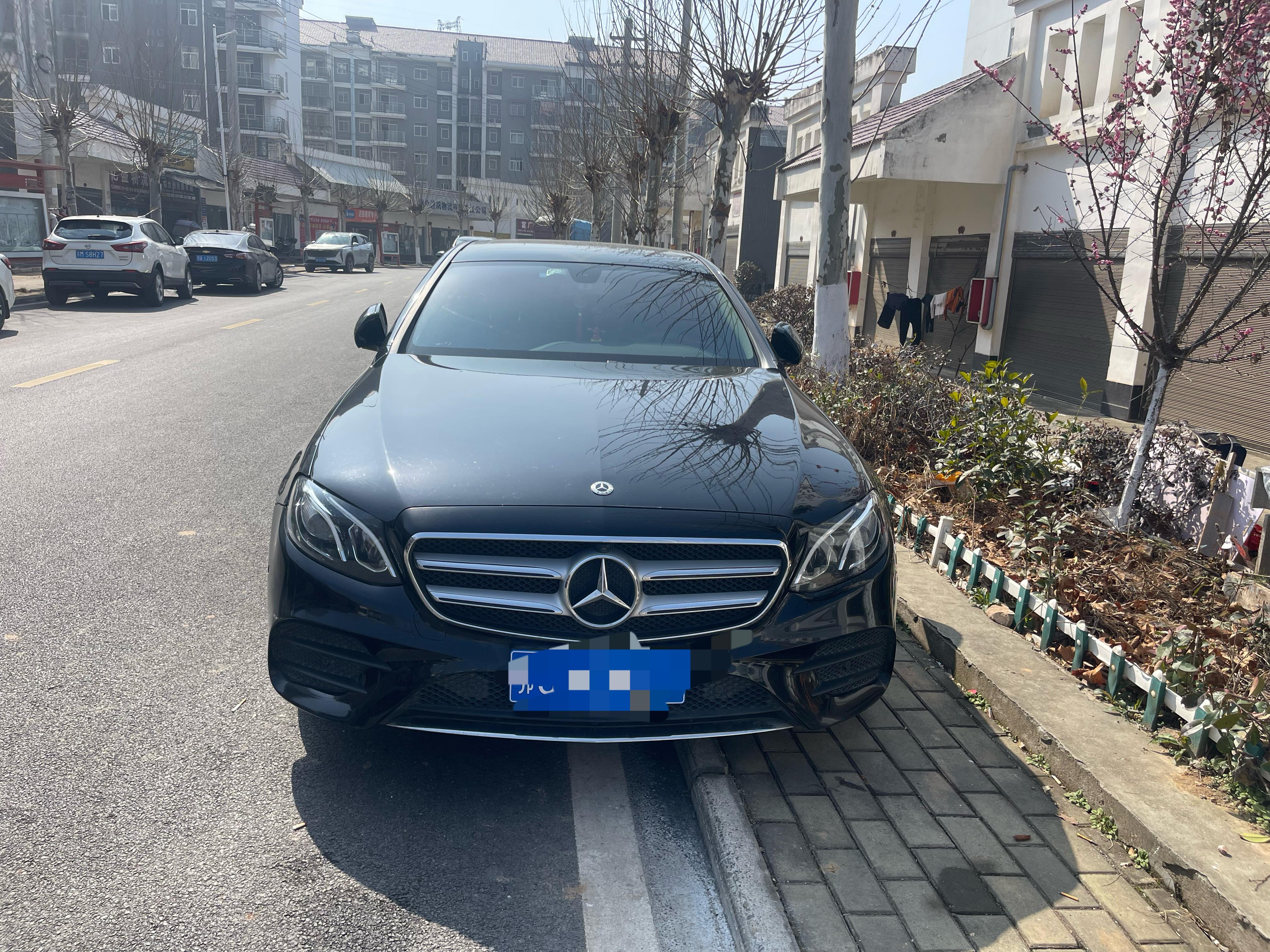 今天去看了两个小学老同学。一个某技术的高管，一个自己经营一家物流公司➕一个包装公