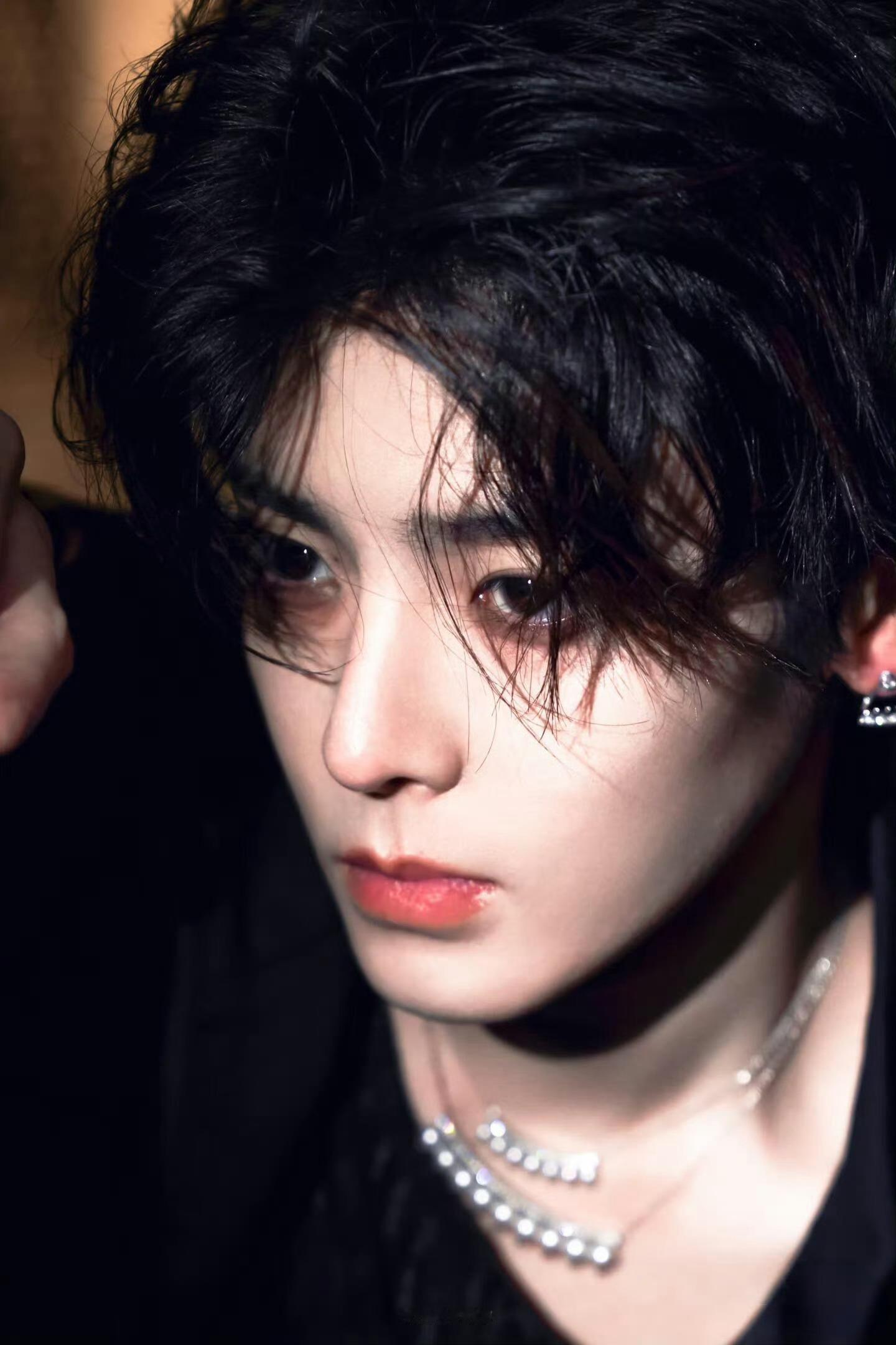 爱上侯明昊这款满分男轻而易举我说爱上侯明昊简直就是分分钟的事，精致五官帅得超有辨