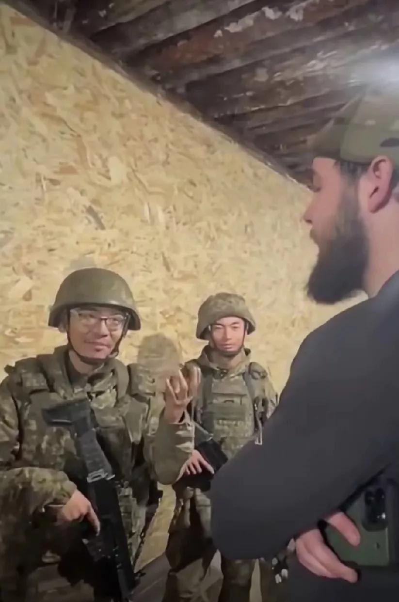 国际互联网上最近流传的一段视频显示，一名乌军翻译正在同几个东亚面孔的乌军志愿兵交