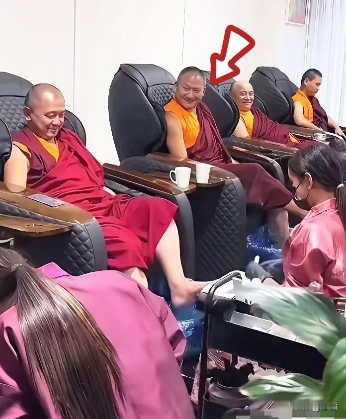 看着这些洗脚屋的苦行僧，你给寺庙捐款烧香叩拜的意义在哪里街口张婶开的洗脚屋