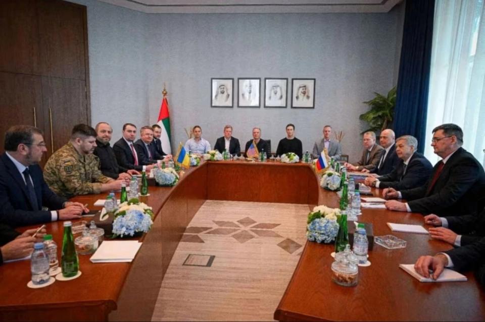 泽连斯基怕是睡不着觉了！特朗普画了个8000亿美元的大饼，代价却是让他割让顿巴斯