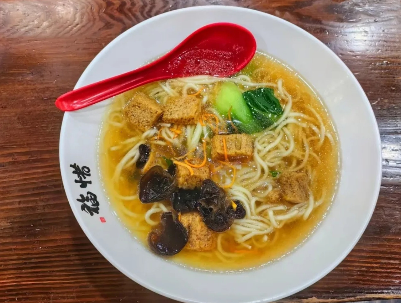 来到了灵隐寺之后，我才发现少林寺的物价原来还行呀。首先，他跟飞来峰都是套票，你