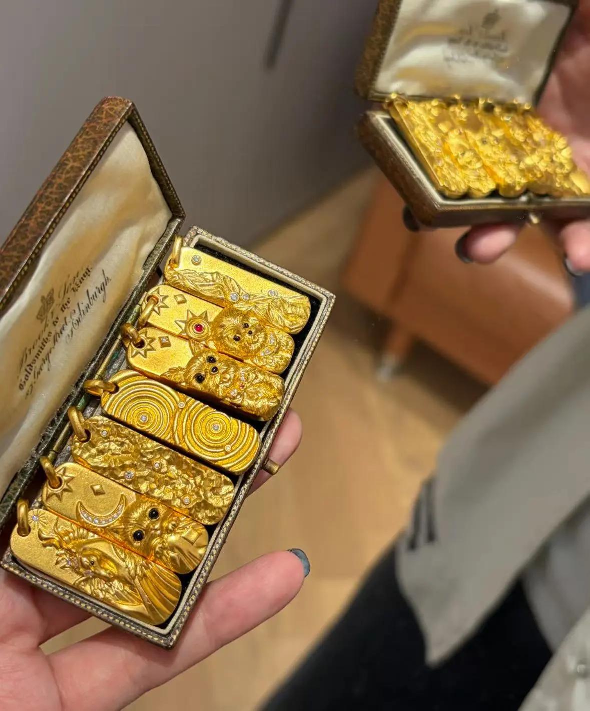 我爸真是油盐不进。2014年他拿五万块买了黄金，一克280，现在一克136