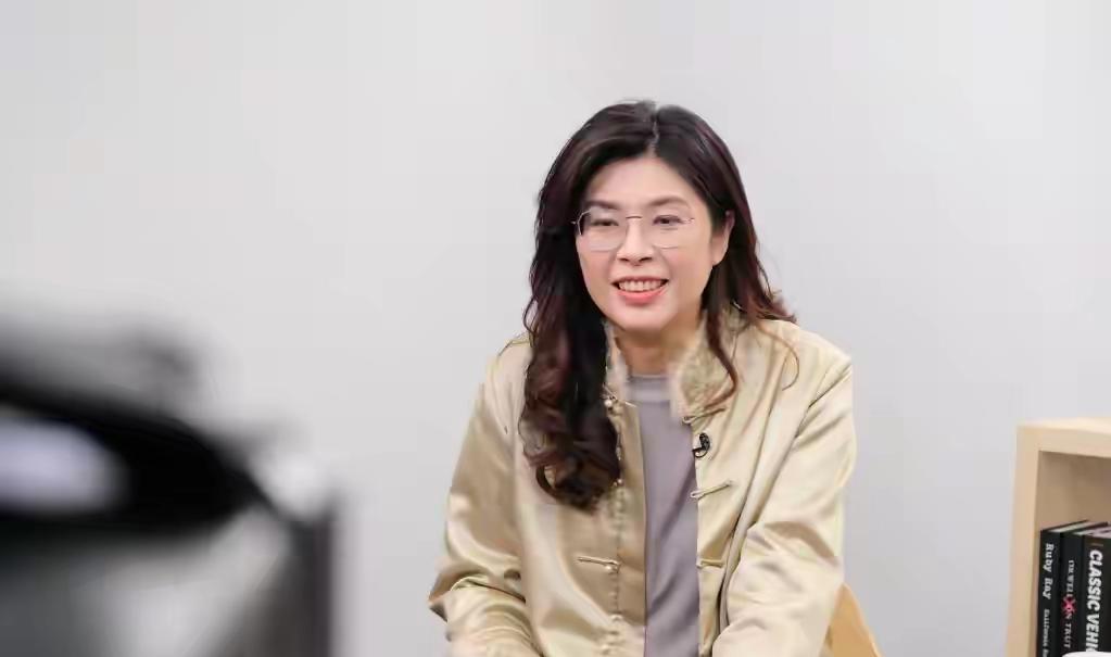郑丽文访美很重要！为什么说很重要？有三个方面的原因。第一，就是去美国汇报自己
