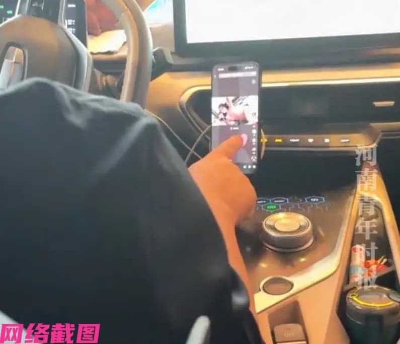 浙江有个女生和自己的小姨，在一起出门坐了辆网约车，女生在半路看到网约车司机在等红