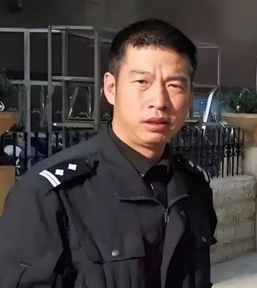 杜培武是个警察，在昆明工作。他老婆和同事被人杀了，结果他被当成凶手抓起来。刑讯逼