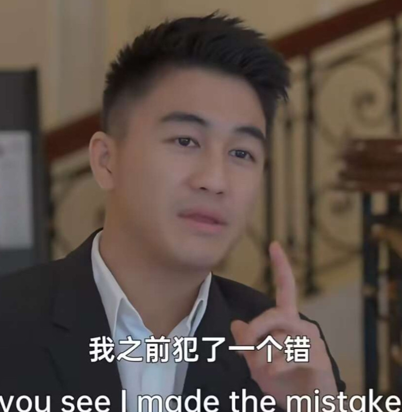 短短几分钟之内“打了自己的脸”，何猷君在采访中称：自己之前犯了一个错，那就是到