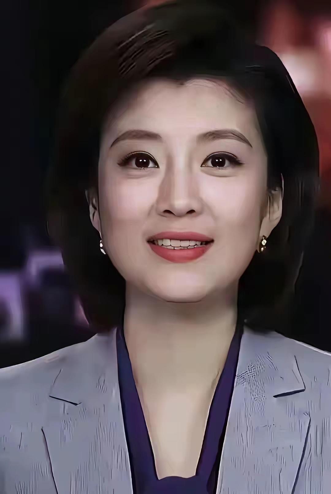 这是央视目前比周涛漂亮的一个美女，脸上没有医美，化着淡淡的妆，清爽的短发，特别是