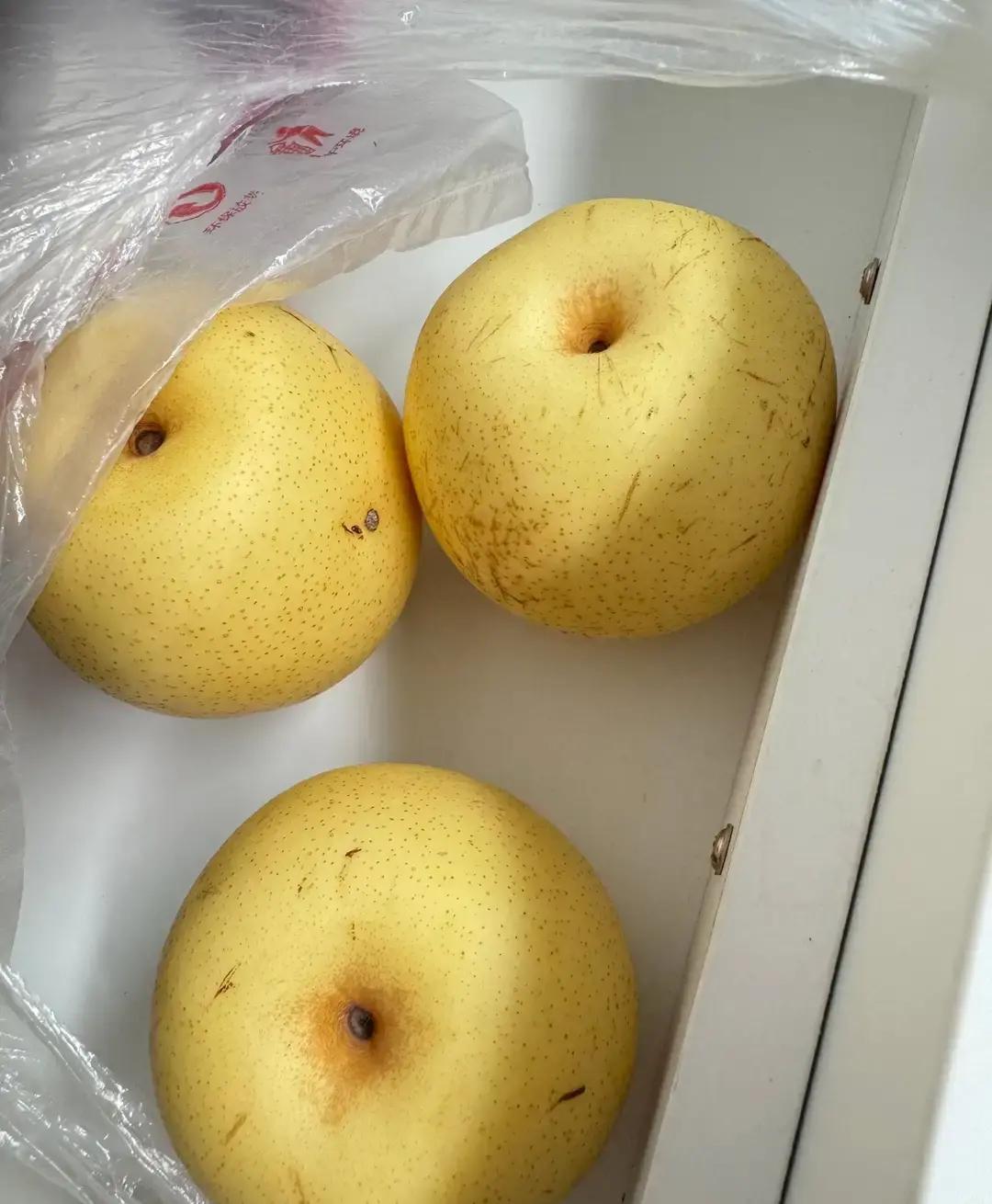 才结婚那会，婆家的一箱梨被打开吃了，婆婆骂骂咧咧的一下午，只有我在家，我没有吱声