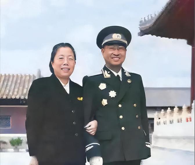 1955年9月27日，陈赓刚从紫光阁授衔仪式上走出来，没回家，也没去军队，只带着