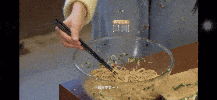 第一次见敖子逸吃面，真是大开眼界。陈瑶端来拌面后，他直接“金毛附体”，头一栽