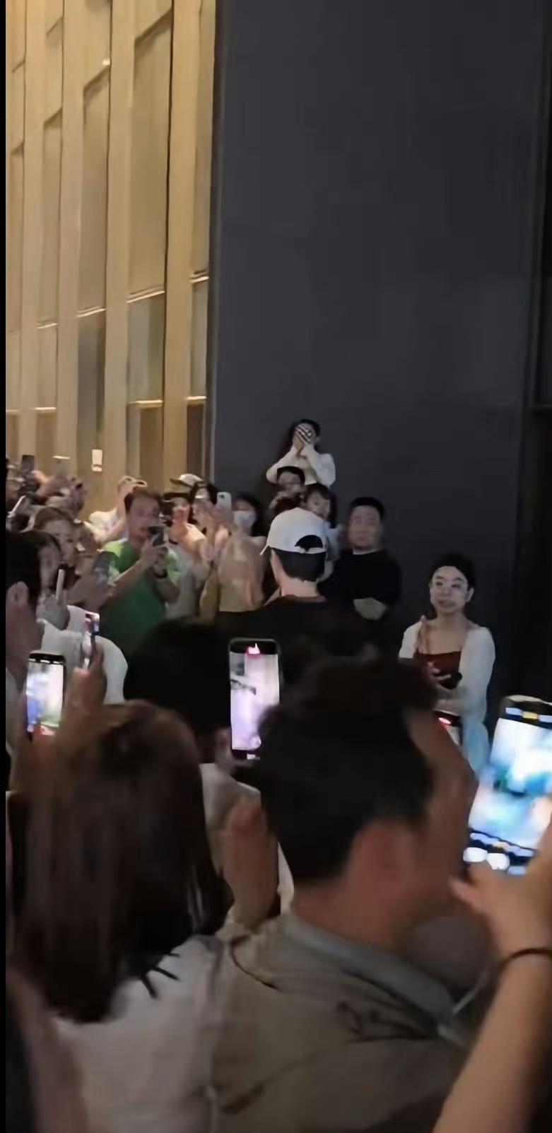 昨天晚上外出吃饭归来的高远、图图被堵在下榻酒店的门口了[捂脸哭]。酒店门口到处是