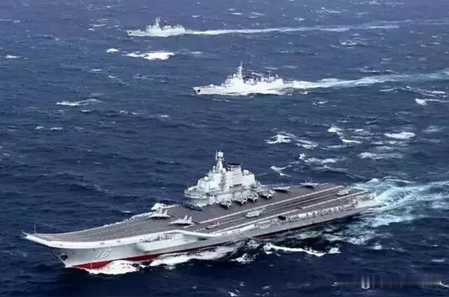 实拍画面曝光！日方舰机刻意围堵辽宁舰编队，人民海军从容破局尽显大国风骨广阔