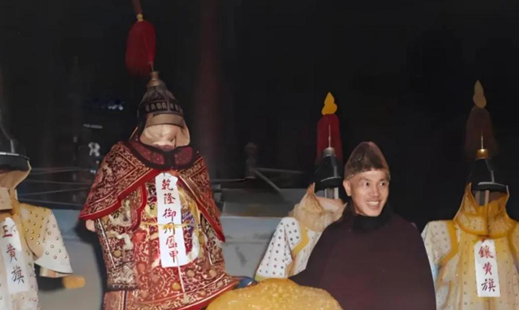 1973年，故宫把3000套御林军铠甲拿出来卖，价格一套只有5毛钱，不过加了一个