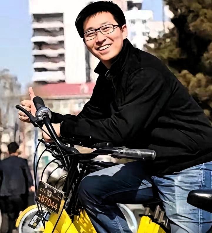 他是ofo小黄车的创始人，小黄车宣布倒闭，1500万用户押金无法兑现，按最低99