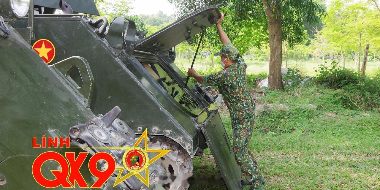 “与土地融为一体——与丛林融为一体”越军的绿色涂装M113装甲运兵车正在野外进