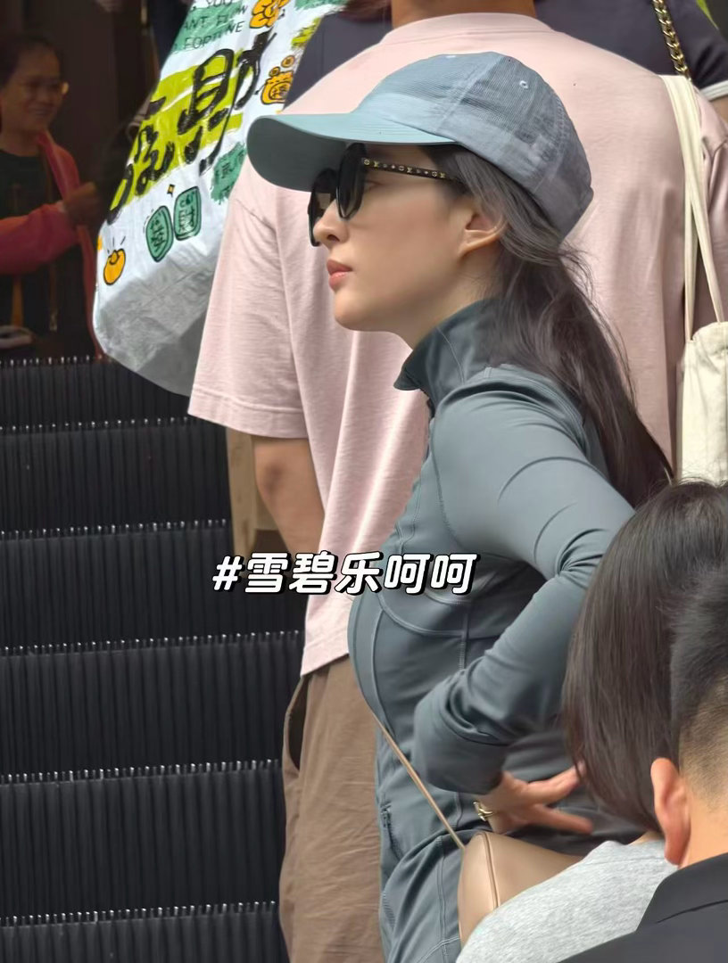 路人香港偶遇刘亦菲刘亦菲被偶遇侧颜有路人香港偶遇了刘亦菲！真不错