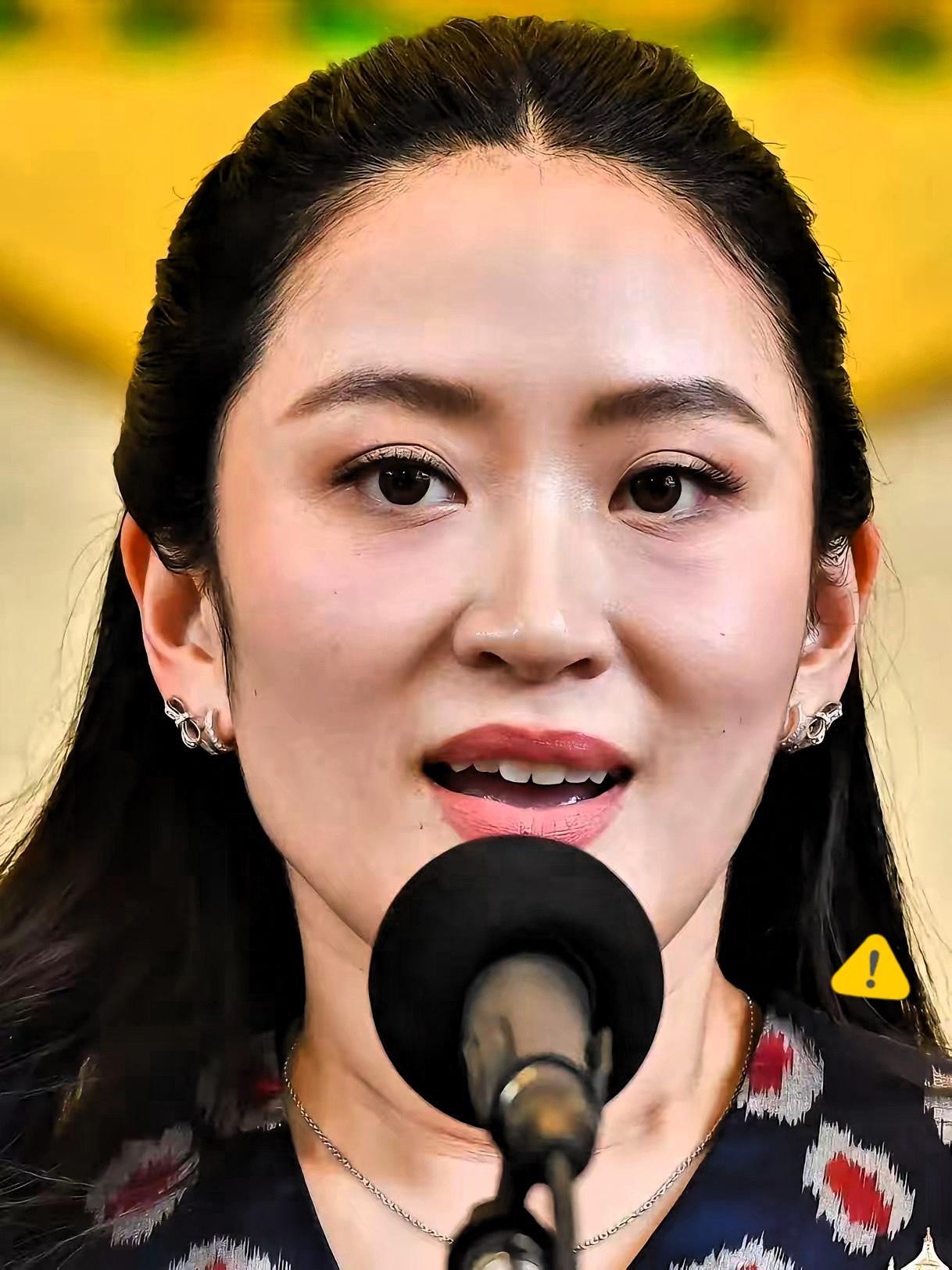 泰国前总理佩通坦不愧为为泰党精神领袖，当地时间12月25日，佩通坦不惜缺席父亲他