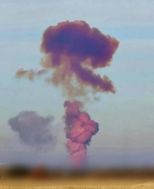 不到24小时，俄连遭2次重大打击，洲际导弹空中爆炸，载人航天发射架垮塌！新华