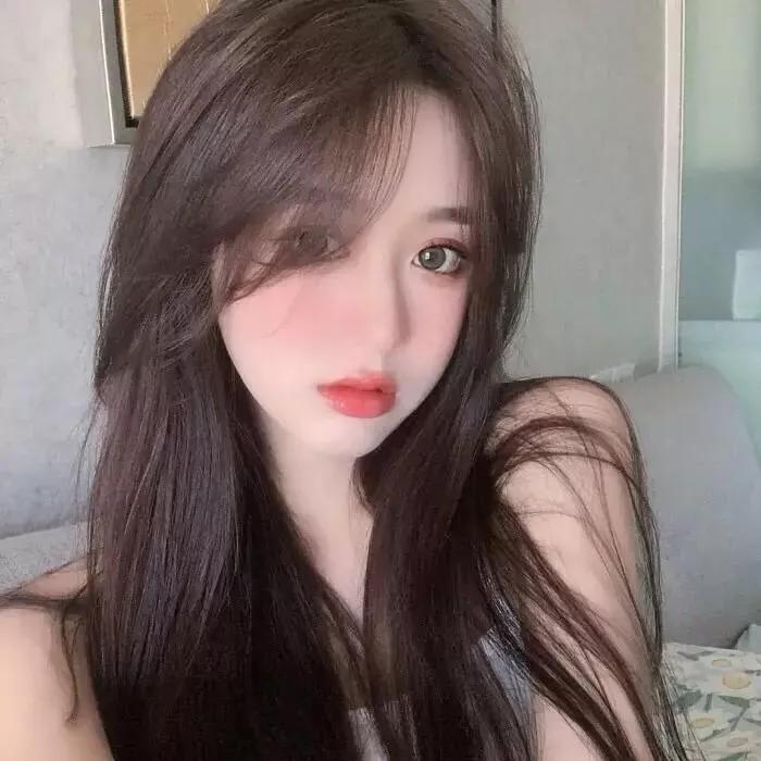 红妆照影里，娇颜映碧空。淡抹红妆对镜红妆红妆图红妆写真图秋日红妆红妆美