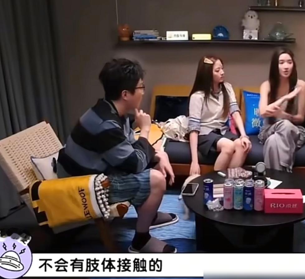 王玉雯在节目里说，她家从不拥抱，连手都不牵。李雪琴问她，那别人跟你撒娇贴贴你怎么办。她说整个人僵住，