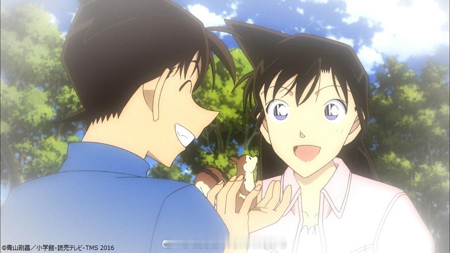 在热带乐园里新一和小兰开心游玩的场景中，响起的歌曲是TV动画第4期的片头曲《转动