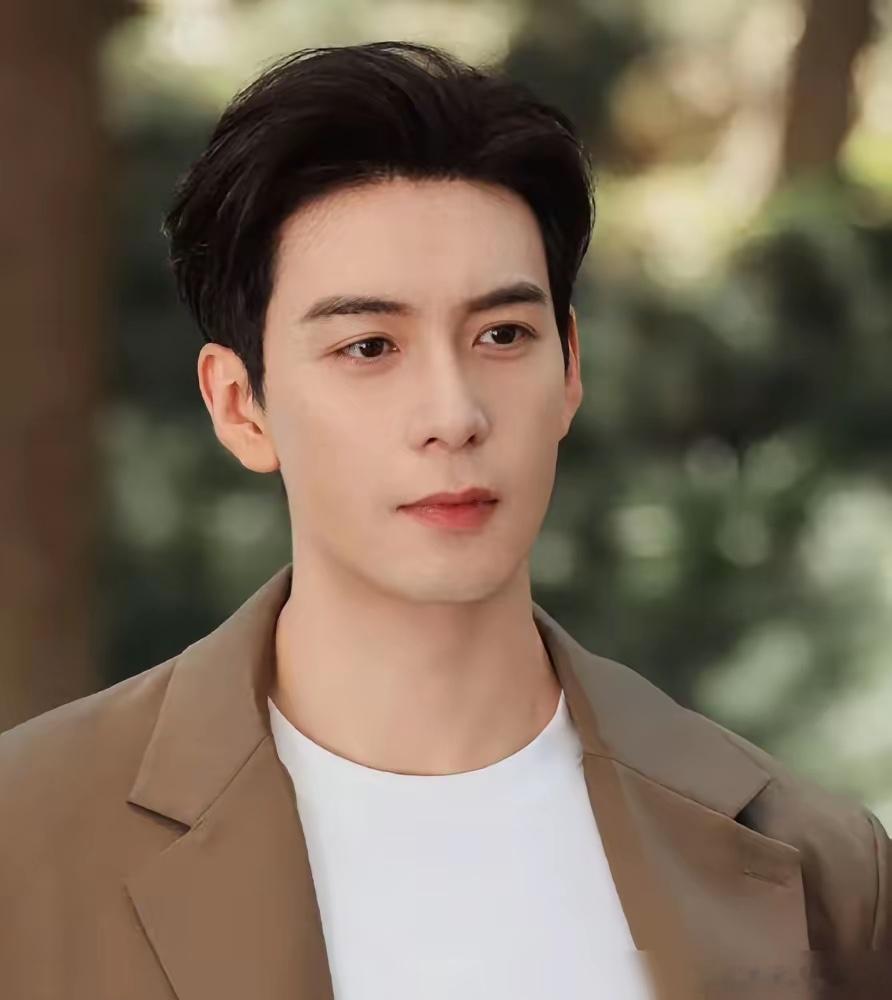 陈星旭，一个在娱乐圈“没朋友”的人。片场路透里，他和搭档有说有笑，紧贴对视。王