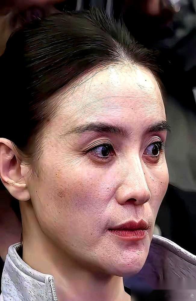 香奈儿的脸估计都绿了！周迅顶着一头白发，几乎素颜就去了巴黎时装周，直接把“不