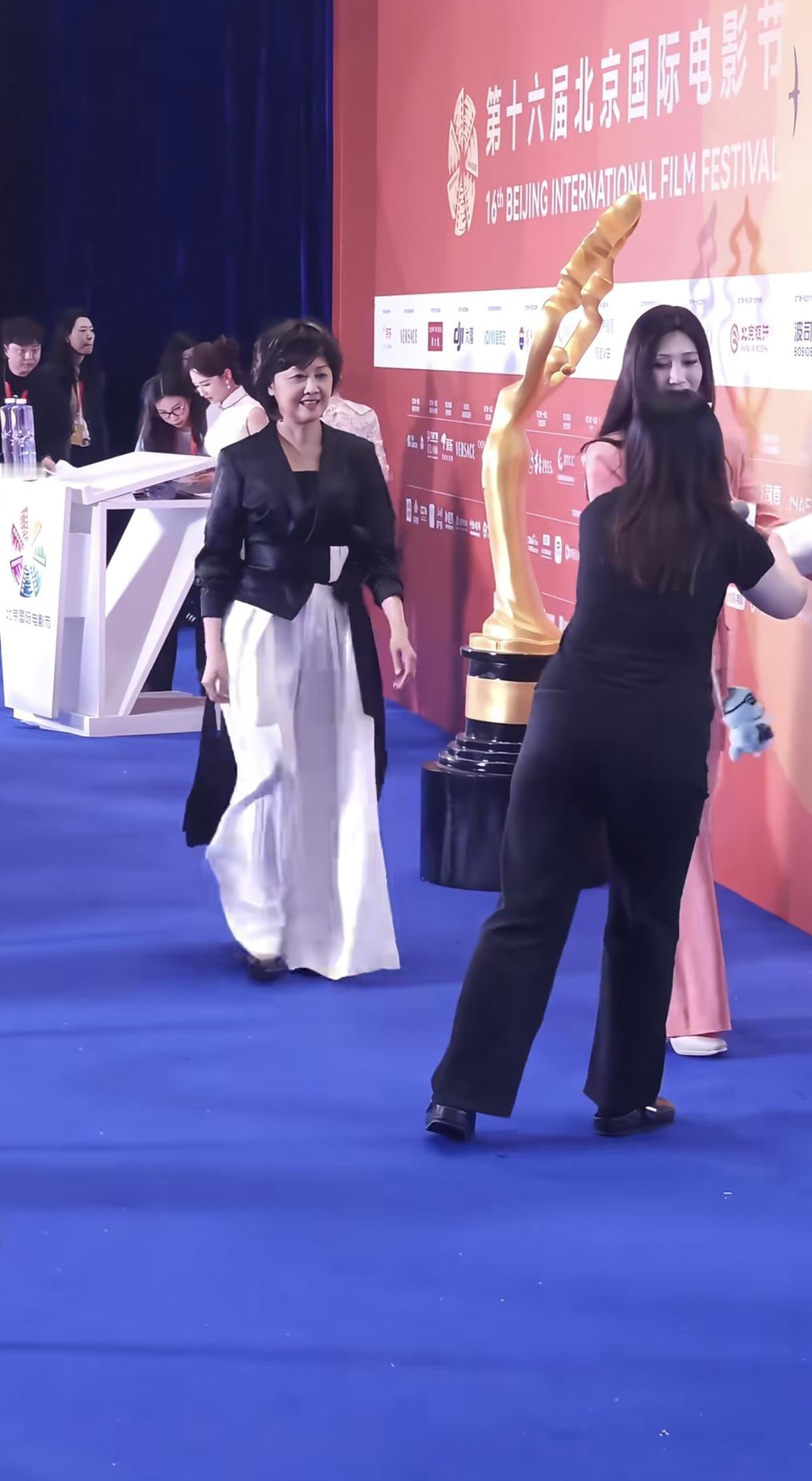 73……朱琳这状态简直惊人，朱琳来了，林青霞都得让一让。到底是女王，气质真好，落