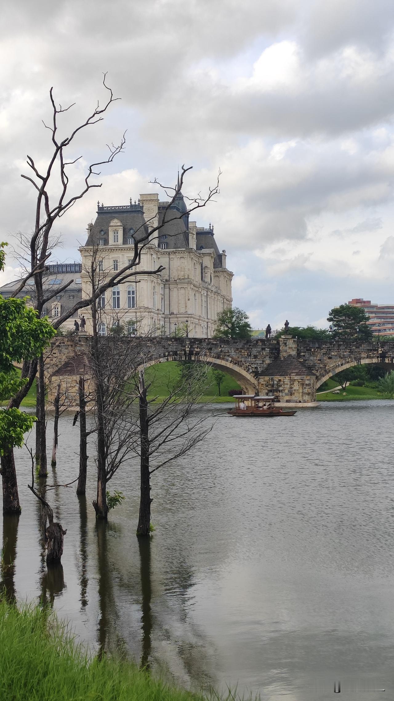 夏日生活，湖边漫步。松山湖风景区，华为欧洲小镇。风光秀丽，惬意时光。