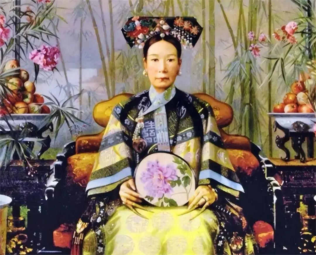 1875年，慈禧太后的亲儿子，年仅19岁的同治皇帝刚去世，她立马不按常规出牌。正是这手牌，让她抢到了