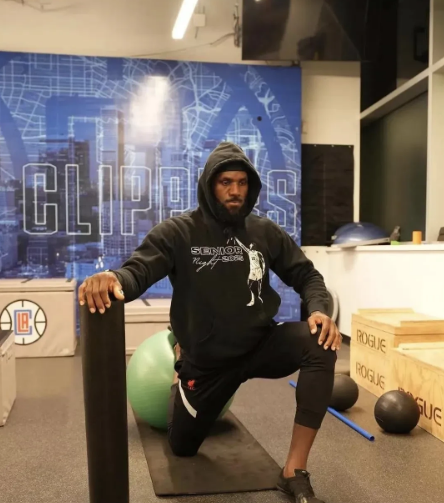 詹姆斯进退两难啊！根据ESPN名记MarcSpears在节目中透露，联盟已