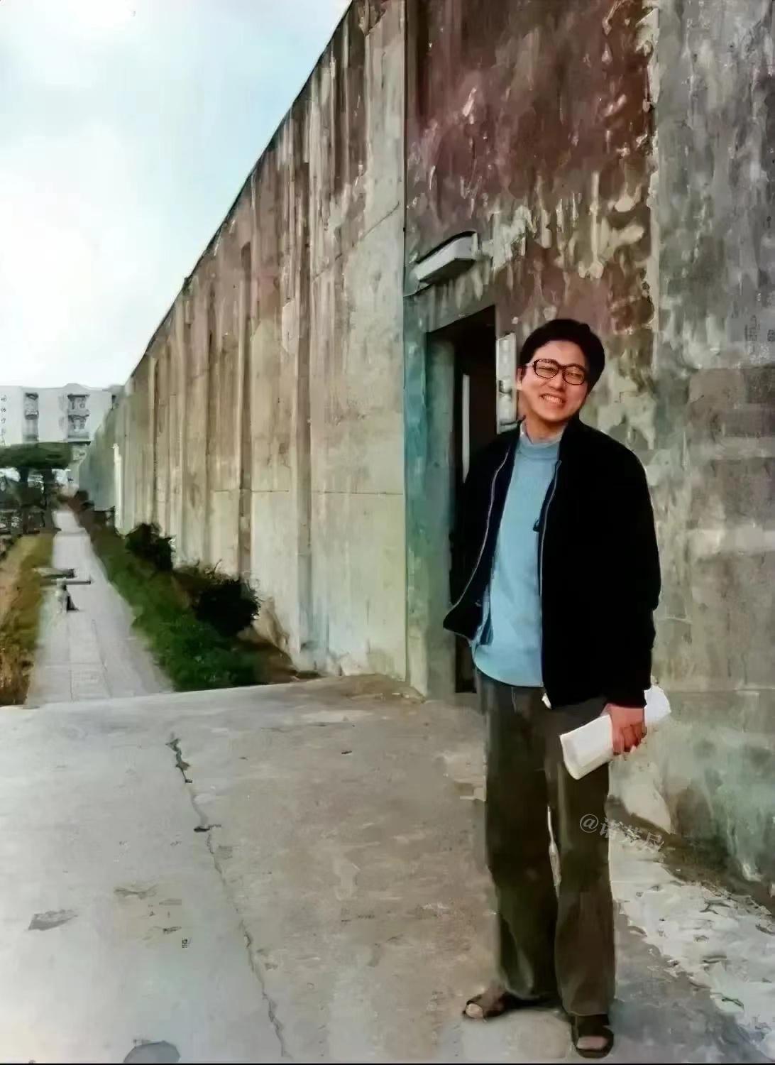 上世纪七十年代，李敖走出牢狱的瞬间，在监狱高墙之下拍下这张意气风发的留影。画面中
