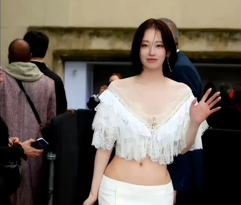 韩国胯王”全钟瑞，腰臀比太绝，这裙子，换别人穿根本挂不住！